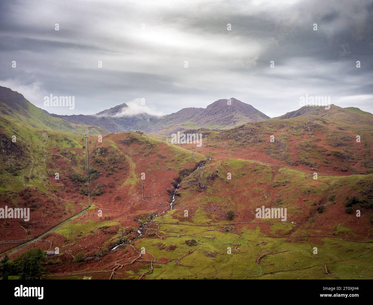 Veduta autunnale di Snowdon e Crib Goth da Nant Gwynant Foto Stock