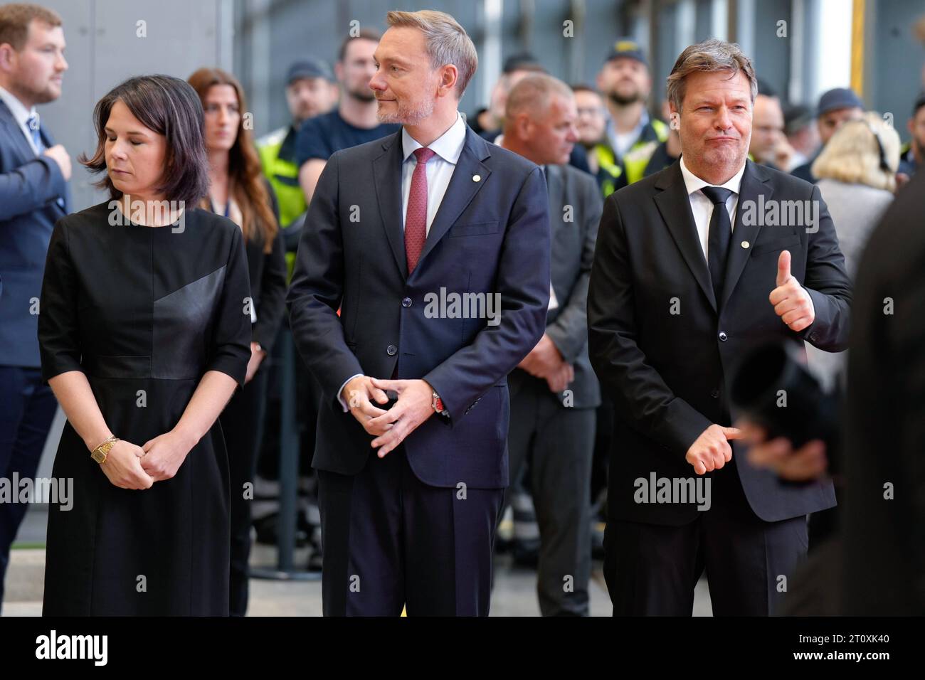 Deutsch-Franzoesische Kabinettsklausur besucht AIRBUS ad Amburgo Wirtschaftsminister Robert Habeck Gruene zeigt den Daumen nach oben neben seinen Kabinettskollegen Christian Lindner und Annalena Baerbock nach der Ankunft auf dem Airbus-Werksflughafen ad Amburgo-Finkenwerder, Amburgo, Amburgo, 09.10.2023 Amburgo Amburgo Deutschland *** ritiro del governo francese tedesco visita AIRBUS ad Amburgo il ministro dell'economia Robert Habeck Gruene dà il pollice accanto ai suoi colleghi di gabinetto Christian Lindner e Annalena Baerbock dopo essere arrivato all'aeroporto della fabbrica Airbus ad Amburgo Finkenwerder, Amburgo, 09 10 2 Foto Stock