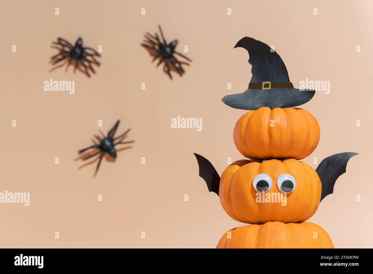 Decorazione per Halloween festa - carino testine di zucca con gli occhi e volti divertenti. Impostare mostri di zucca e ragni striscianti. Spazio di copia, adatto per i blog, Foto Stock