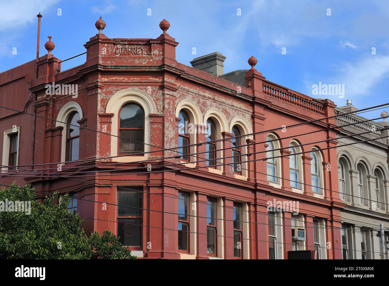 Edificio Heritage Godfrey 1 del 995 all'angolo sud-est di Brunswick e Victoria Street, sobborgo di Fitzroy. Melbourne-Australia. Foto Stock
