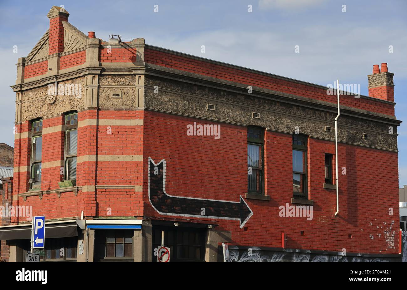 998 edificio in mattoni rossi degli anni '1900 all'angolo tra Brunswick e Rose Street in stile federato, sobborgo di Fizroy. Melbourne-Australia. Foto Stock