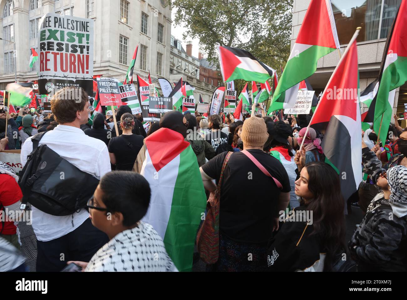 Londra, Regno Unito, 9 ottobre 2023. Mentre la terribile situazione continua in Medio Oriente, 1000 sostenitori pro-palestinesi si sono riuniti fuori dall'ambasciata israeliana a High Street Kensington. Le bandiere sono state sventolate e sono state fatte richieste per la libertà per la Palestina,. Credito : Monica Wells/Alamy Live News Foto Stock