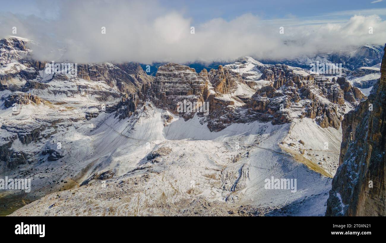 Le Dolomiti non sono solo un paradiso per escursionisti, arrampicatori e appassionati di attività all'aria aperta, ma anche un sito patrimonio dell'umanità dell'UNESCO, celebrato per la loro eccezione Foto Stock