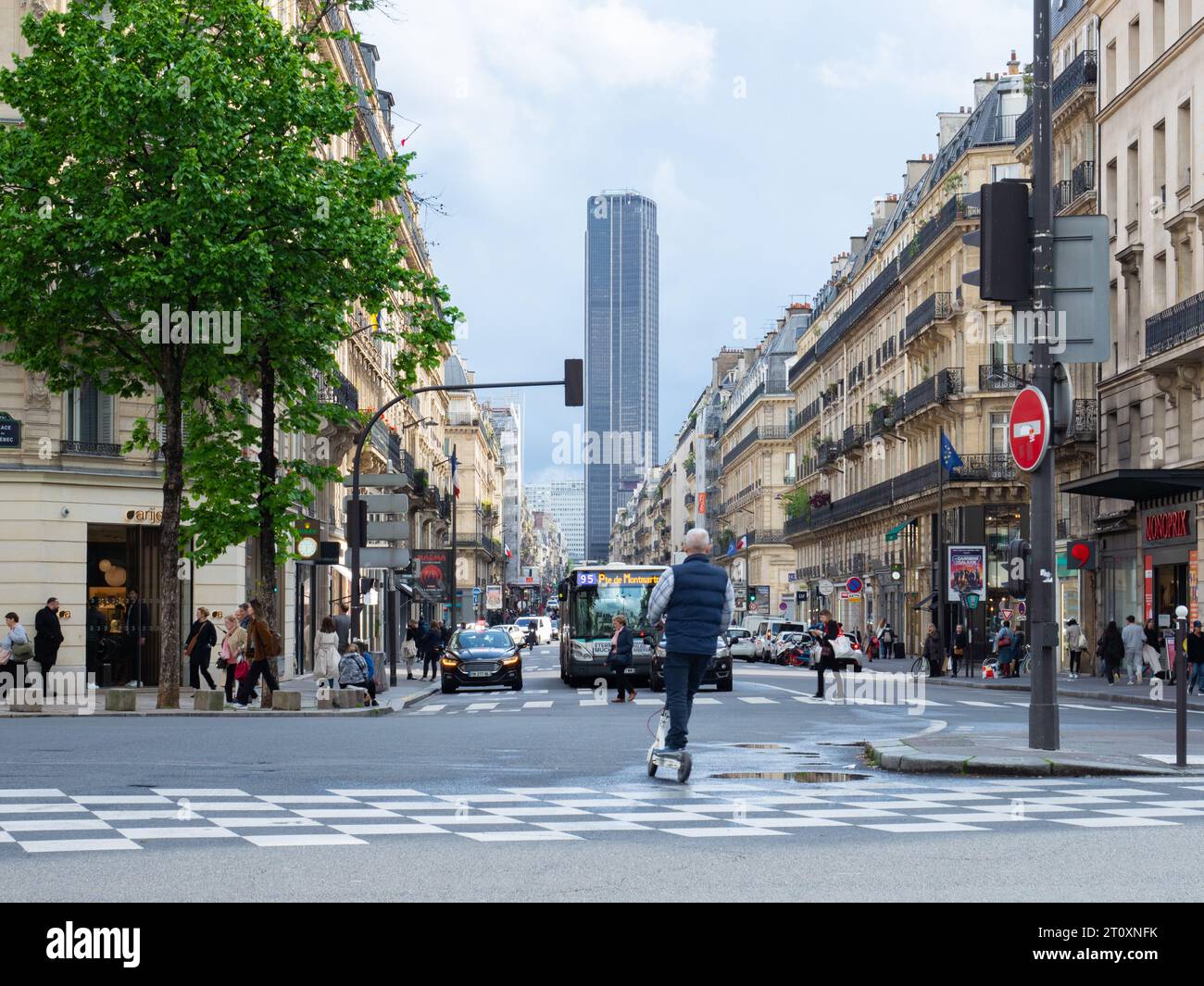 Parigi, Francia - 9 maggio 2023: Vista lungo Rue de Rennes verso Tour Montparnasse Foto Stock