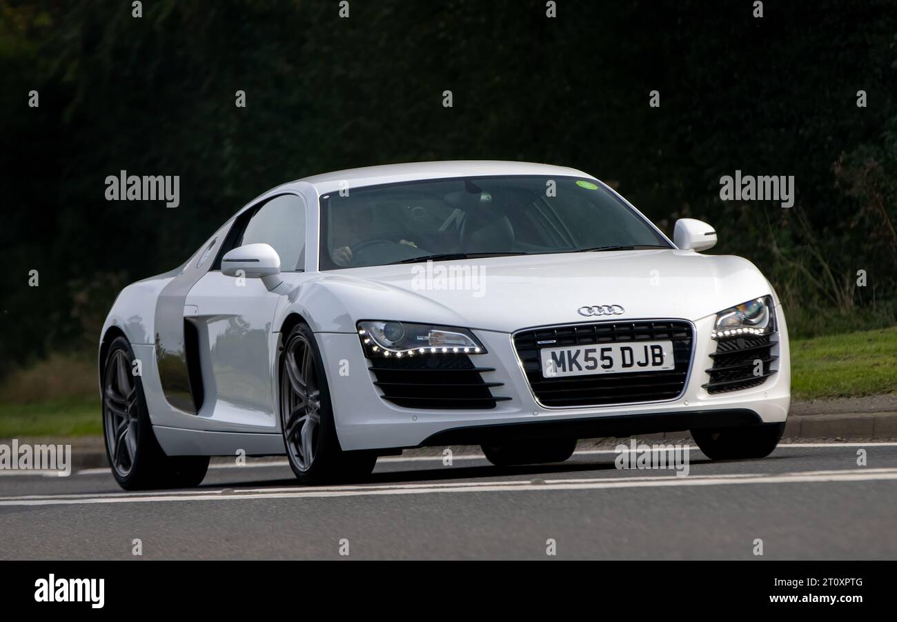 Bicester, Oxon., UK - 8 ottobre 2023: 2012 auto d'epoca Audi R8 bianca che guida su una strada di campagna inglese. Foto Stock