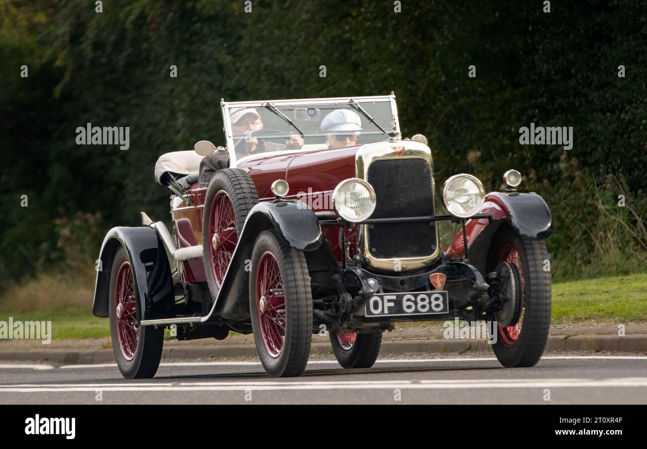 Bicester, Oxon., UK - 8 ottobre 2023: 1929 auto d'epoca Maroon Alvis Sports che guida su una strada di campagna inglese. Foto Stock