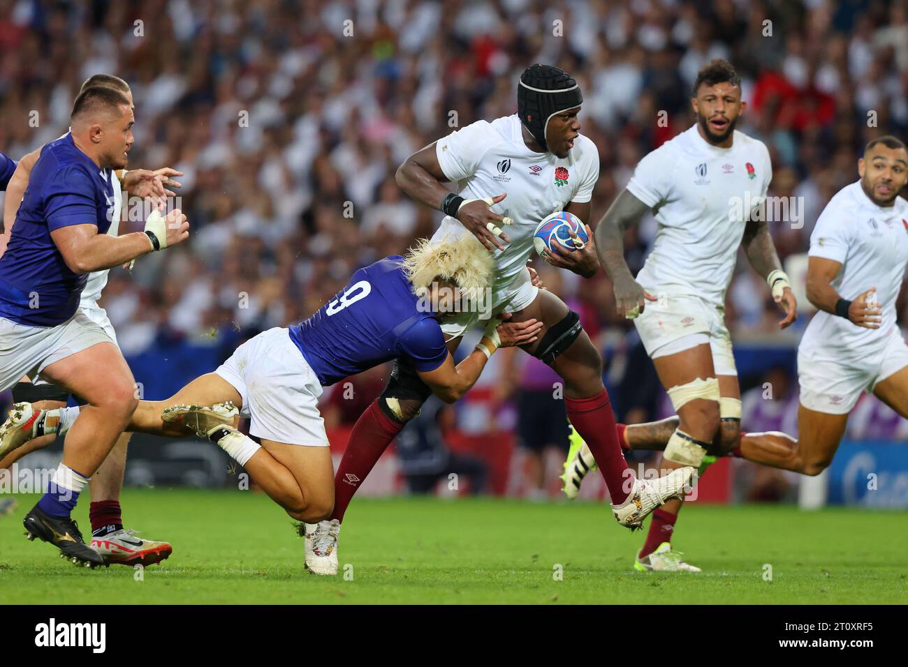 Lille, Francia. 7 ottobre 2023. L'inglese Maro Itoje viene affrontato da  Jonathan Taumateine di Samoa durante la partita di Coppa del mondo di rugby  2023 allo Stade Pierre Mauroy, Lille. Il credito