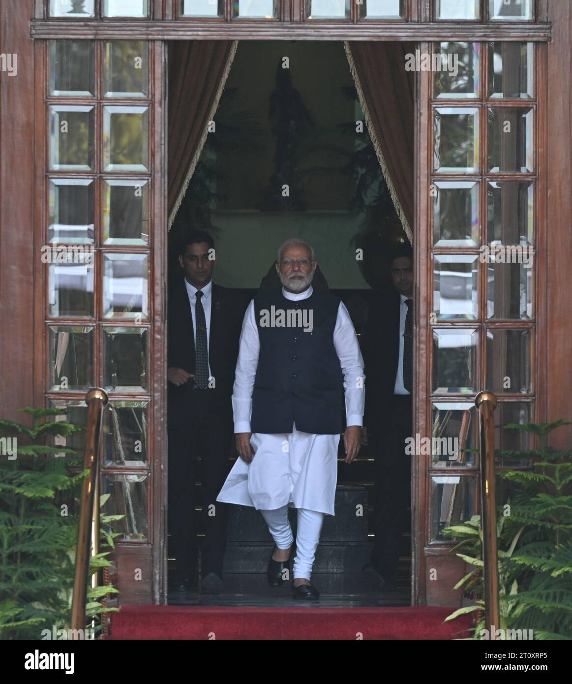 Nuova Delhi, India. 9 ottobre 2023. NUOVA DELHI, INDIA - 9 OTTOBRE: Il primo ministro Narendra modi attende l'arrivo del presidente della Tanzania Samia Suluhu Hassan alla Hyderabad House, il 9 ottobre 2023 a nuova Delhi, India. (Foto di Sonu Mehta/Hindustan Times/Sipa USA) credito: SIPA USA/Alamy Live News Foto Stock