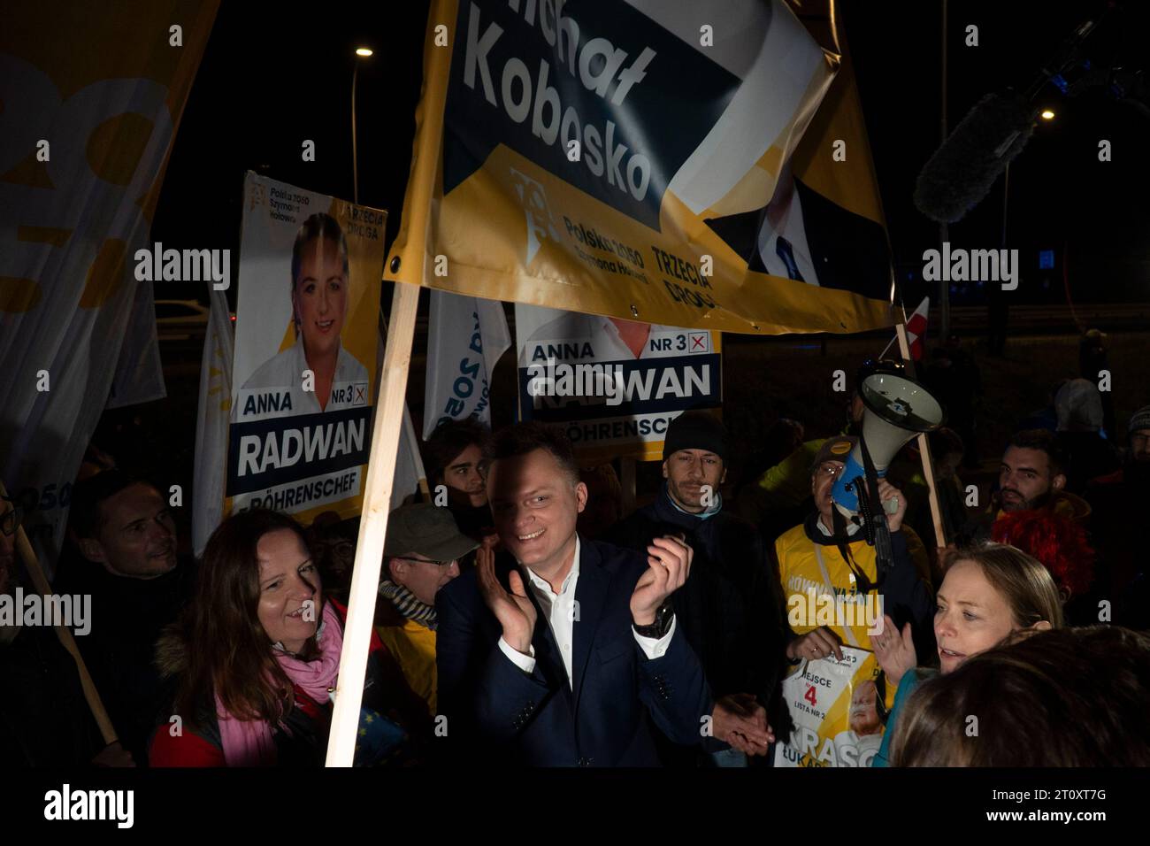 Varsavia, Polonia. 9 ottobre 2023. Szymon Holownia, leader del partito Polska 2050, si vede dopo il dibattito elettorale a Varsavia, in Polonia, il 9 ottobre 2023. I sei leader delle "commissioni elettorali” o dei partiti politici che partecipano alle elezioni parlamentari di domenica si sono discussi lunedì sera. L'evento è stato organizzato dall'emittente pubblica TVP, che è vista come un portavoce del partito legge e giustizia al potere. TVP ha sospeso tutti gli accreditamenti stampa per l'evento citando una mancanza di spazio. (Foto di Jaap Arriens/Sipa USA) credito: SIPA USA/Alamy Live News Foto Stock