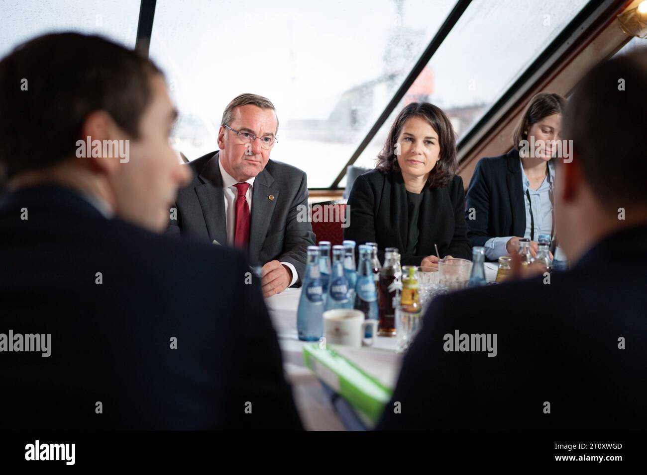 Deutsch-Franzoesische Kabinettsklausur in Hamburg VerteidigungsministerBoris PistoriusSPDBoris Pistorius Verteidigungsminister SPDHamburgBesuchStaatsbesuchKabinettsklausurDeutschlandFrankreich09.10.2023Annalena Baerbock Aussenministerin GrueneAussenministerinAnnalena BaerbockGruene Amburgo ritiro ad Amburgo Ministro della difesa Boris Pistorius SPD Boris Pistorius Ministro della difesa SPD Amburgo visita di Stato Cabinet Retreat Germania Francia 09 10 2023Annalena Baerbock Ministro degli Esteri Verdi Ministro degli Esteri Annalena Baerbock Verdi Amburgo Amburgo Ger Foto Stock