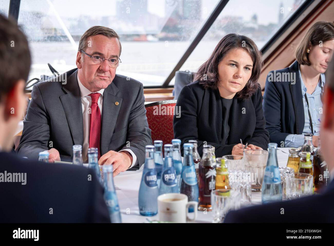 Deutsch-Franzoesische Kabinettsklausur in Hamburg VerteidigungsministerBoris PistoriusSPDBoris Pistorius Verteidigungsminister SPDHamburgBesuchStaatsbesuchKabinettsklausurDeutschlandFrankreich09.10.2023Annalena Baerbock Aussenministerin GrueneAussenministerinAnnalena BaerbockGruene Amburgo ritiro ad Amburgo Ministro della difesa Boris Pistorius SPD Boris Pistorius Ministro della difesa SPD Amburgo visita di Stato Cabinet Retreat Germania Francia 09 10 2023Annalena Baerbock Ministro degli Esteri Verdi Ministro degli Esteri Annalena Baerbock Verdi Amburgo Amburgo Ger Foto Stock