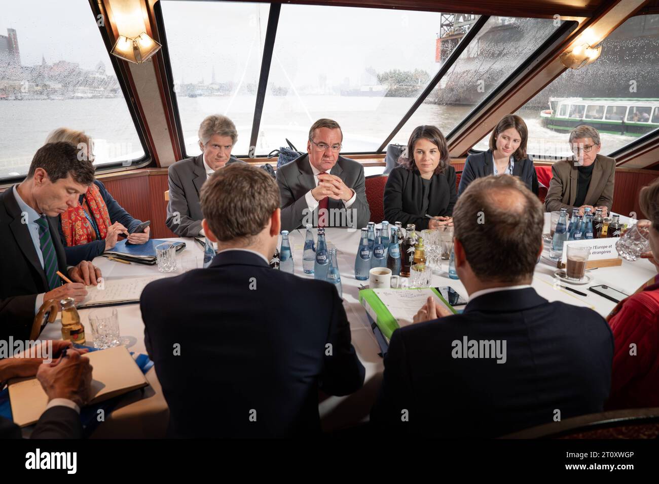 Deutsch-Franzoesische Kabinettsklausur in Hamburg VerteidigungsministerBoris PistoriusSPDBoris Pistorius Verteidigungsminister SPDHamburgBesuchStaatsbesuchKabinettsklausurDeutschlandFrankreich09.10.2023Annalena Baerbock Aussenministerin GrueneAussenministerinAnnalena BaerbockGruene Amburgo ritiro ad Amburgo Ministro della difesa Boris Pistorius SPD Boris Pistorius Ministro della difesa SPD Amburgo visita di Stato Cabinet Retreat Germania Francia 09 10 2023Annalena Baerbock Ministro degli Esteri Verdi Ministro degli Esteri Annalena Baerbock Verdi Amburgo Amburgo Ger Foto Stock