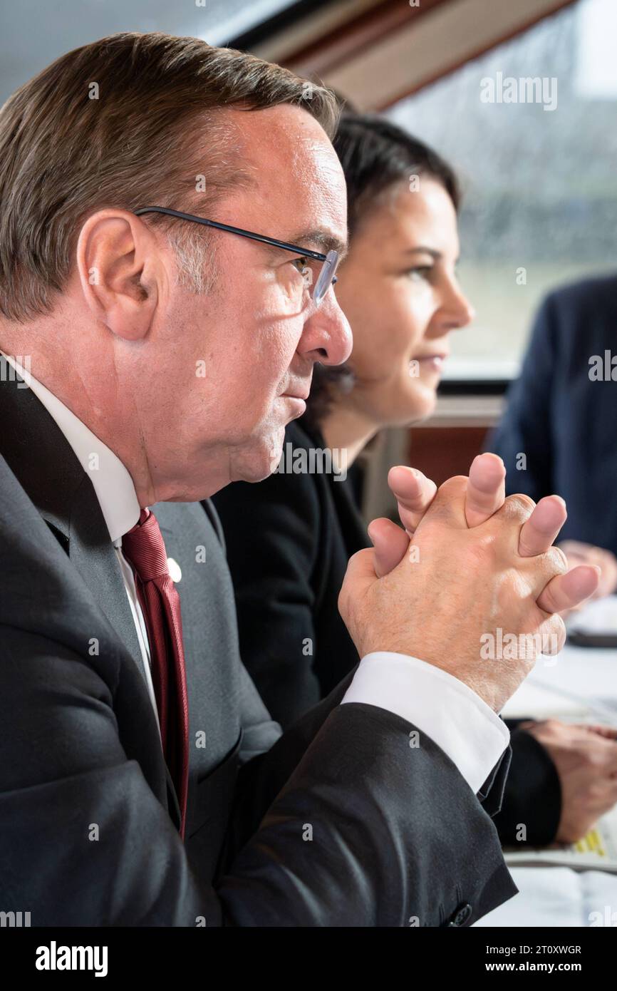 Deutsch-Franzoesische Kabinettsklausur in Hamburg VerteidigungsministerBoris PistoriusSPDBoris Pistorius Verteidigungsminister SPDHamburgBesuchStaatsbesuchKabinettsklausurDeutschlandFrankreich09.10.2023Annalena Baerbock Aussenministerin GrueneAussenministerinAnnalena BaerbockGruene Amburgo ritiro ad Amburgo Ministro della difesa Boris Pistorius SPD Boris Pistorius Ministro della difesa SPD Amburgo visita di Stato Cabinet Retreat Germania Francia 09 10 2023Annalena Baerbock Ministro degli Esteri Verdi Ministro degli Esteri Annalena Baerbock Verdi Amburgo Amburgo Ger Foto Stock
