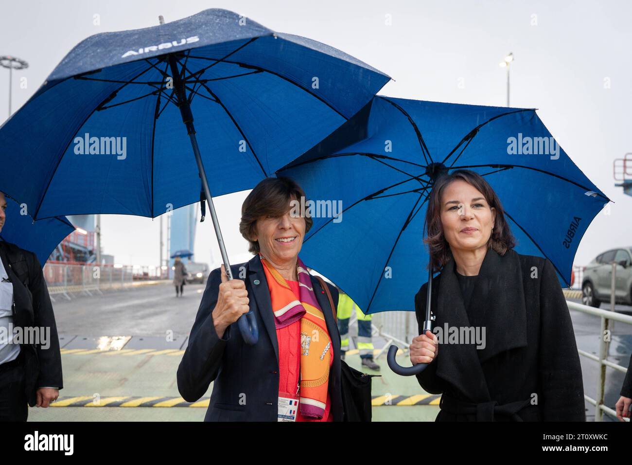 Deutsch-Franzoesische Kabinettsklausur ad Amburgo Annalena Baerbock Aussenministerin Gruene gemeinsam mit Catherine colonna, Ministerin fuer Europa und Aeusseres kurz vor Abfahrt des Schiffs zu den bilateralen Gespraechen im Rahmen der gemeinsamen Hafenrundfahrten auf der Elbe, Amburgo, 09.10.2023 Amburgo Amburgo Deutschland **** riunione del gabinetto franco-tedesco ad Amburgo Annalena Baerbock Ministro degli Esteri Verdi insieme a Catherine colonna, Ministro per l'Europa e gli affari Esteri poco prima della partenza della nave per i colloqui bilaterali nell'ambito delle visite portuali congiunte sull'Elba, H Foto Stock