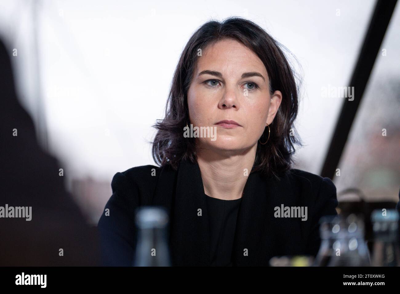 Deutsch-Franzoesische Kabinettsklausur ad Amburgo Annalena Baerbock Aussenministerin Gruene bei den bilateralen Gespraechen im Rahmen der gemeinsamen Hafenrundfahrten auf der Elbe, Amburgo, 09.10.2023 Amburgo Amburgo Deutschland *** ritiro del governo tedesco-francese ad Amburgo Annalena Baerbock Ministro degli Esteri Partito Verde durante colloqui bilaterali nell'ambito delle crociere portuali congiunte sul fiume Elba, Amburgo, 09 10 2023 Amburgo Germania credito: Imago/Alamy Live News Foto Stock