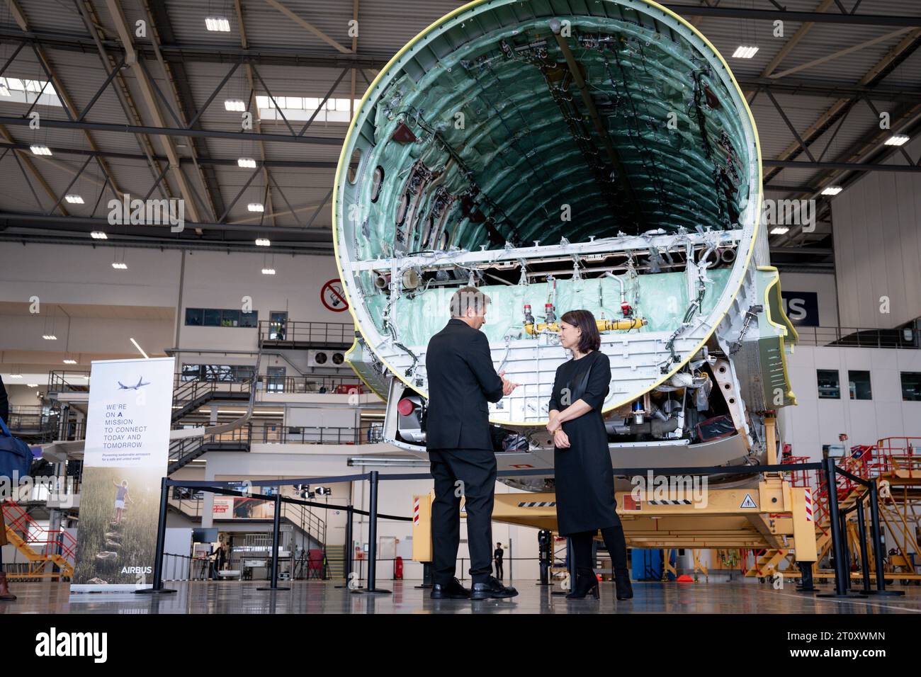 Deutsch-Franzoesische Kabinettsklausur ad Amburgo Robert Habeck Bundeswirtschafts- und Klimaminister Gruene gemeinsam mit Annalena Baerbock Aussenministerin Gruene in der A320-Produktionshalle auf dem Airbus-Werksflughafen ad Amburgo-Finkenwerder, Amburgo, 09.10.2023 Amburgo Germania *** riunione del gabinetto tedesco francese ad Amburgo Robert Habeck Ministro federale dell'economia e del clima Gruene insieme ad Annalena Baerbock Ministro degli Esteri Gruene nella sala di produzione A320 presso l'aeroporto della fabbrica Airbus di Amburgo Finkenwerder, Amburgo, 09 10 2023 Amburgo Germania Foto Stock