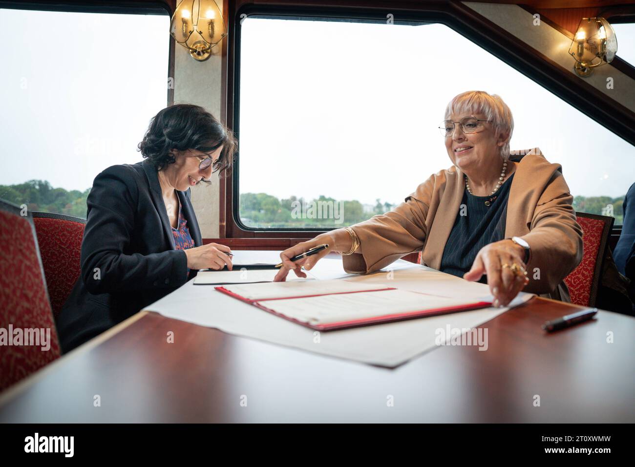 Deutsch-Franzoesische Kabinettsklausur ad Amburgo Claudia Roth Staatsministerin fuer Kultur gemeinsam mit Rima Abdul Malak, Ministerin fuer Kultur bei Unterzeichnung des provenience Forschungsfond bei den bilateralen Gespraechen im Rahmen der gemeinsamen Hafenrundfahrten auf der Elbe, Amburgo, Amburgo, 09.10.2023 Amburgo Amburgo Deutschland *** ritiro del governo tedesco-francese ad Amburgo Claudia Roth Ministro aggiunto della Cultura insieme a Rima Abdul Malak, Ministro della Cultura alla firma del Fondo di ricerca sulla provenienza durante i colloqui bilaterali nel contesto delle crociere portuali congiunte sul Foto Stock