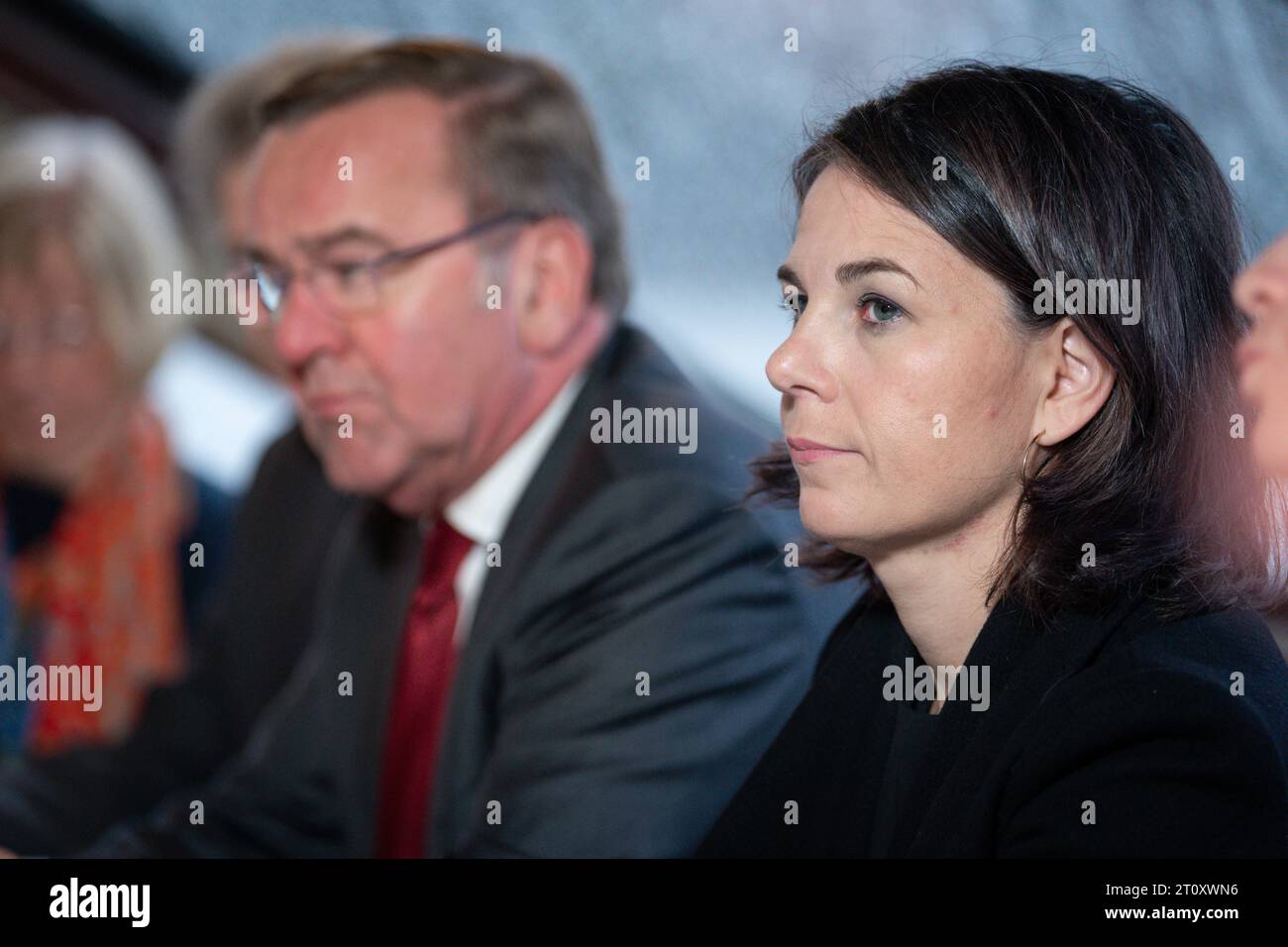 Deutsch-Franzoesische Kabinettsklausur ad Amburgo Annalena Baerbock Aussenministerin Gruene und Boris Pistorius Verteidigungsminister SPD bei den bilateralen Gespraechen im Rahmen der gemeinsamen Hafenrundfahrten auf der Elbe, Amburgo, 09.10.2023 Amburgo Germania Germania Germania *** riunione del gabinetto franco-tedesco ad Amburgo Annalena Baerbock Ministro degli Esteri Verdi e Boris Pistorius Ministro della difesa SPD ai colloqui bilaterali durante le crociere congiunte portuali sull'Elba, Amburgo, 09 10 2023 Amburgo Germania credito: Imago/Alamy Live News Foto Stock