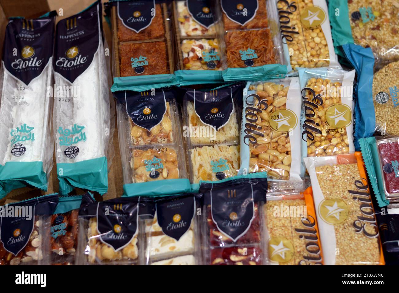 Cairo, Egitto, settembre 29 2023: Scatola di Etolie collezione di varie caramelle orientali, arachidi, sesamo, cioccolato, noci, nocciole e mandorle come ce Foto Stock