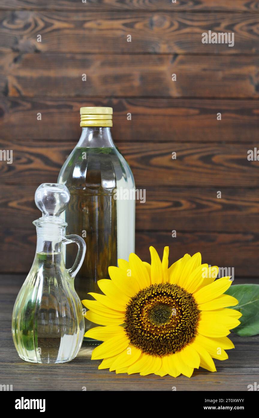 Olio di girasole su fondo rustico in legno Foto Stock