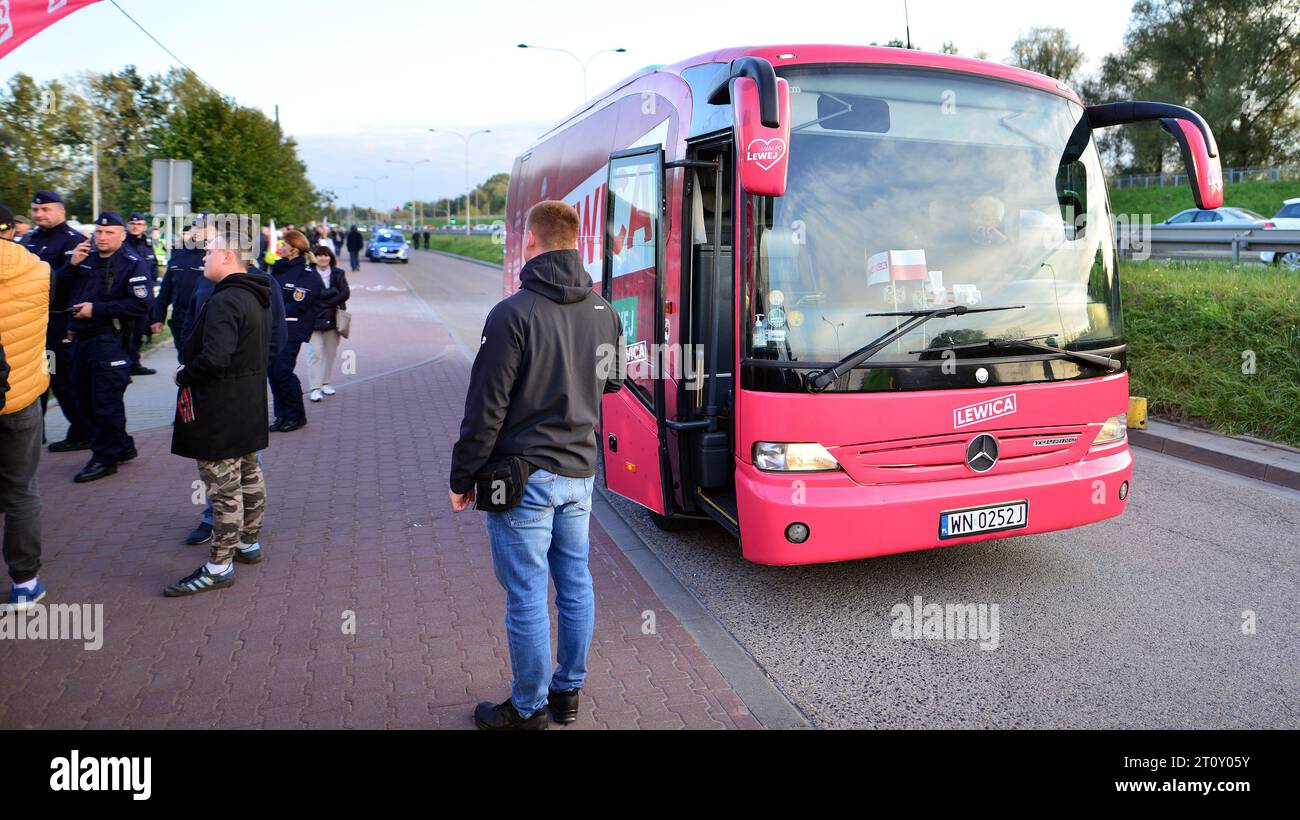 Varsavia, Polonia. 9 ottobre 2023.. Autobus elettorale del partito di sinistra. Joanna Scheuring-Wielgus Foto Stock