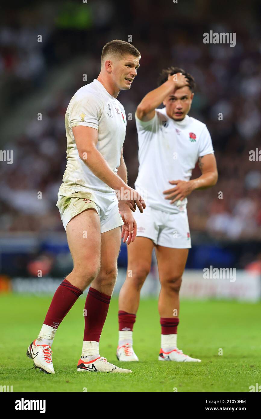 Lille, Francia. 7 ottobre 2023. Owen Farrell (L) e Marcus Smith dell'Inghilterra parlano durante la partita di Rugby World Cup 2023 allo Stade Pierre Mauroy, Lille. Il credito fotografico dovrebbe leggere: Paul Thomas/Sportimage Credit: Sportimage Ltd/Alamy Live News Foto Stock