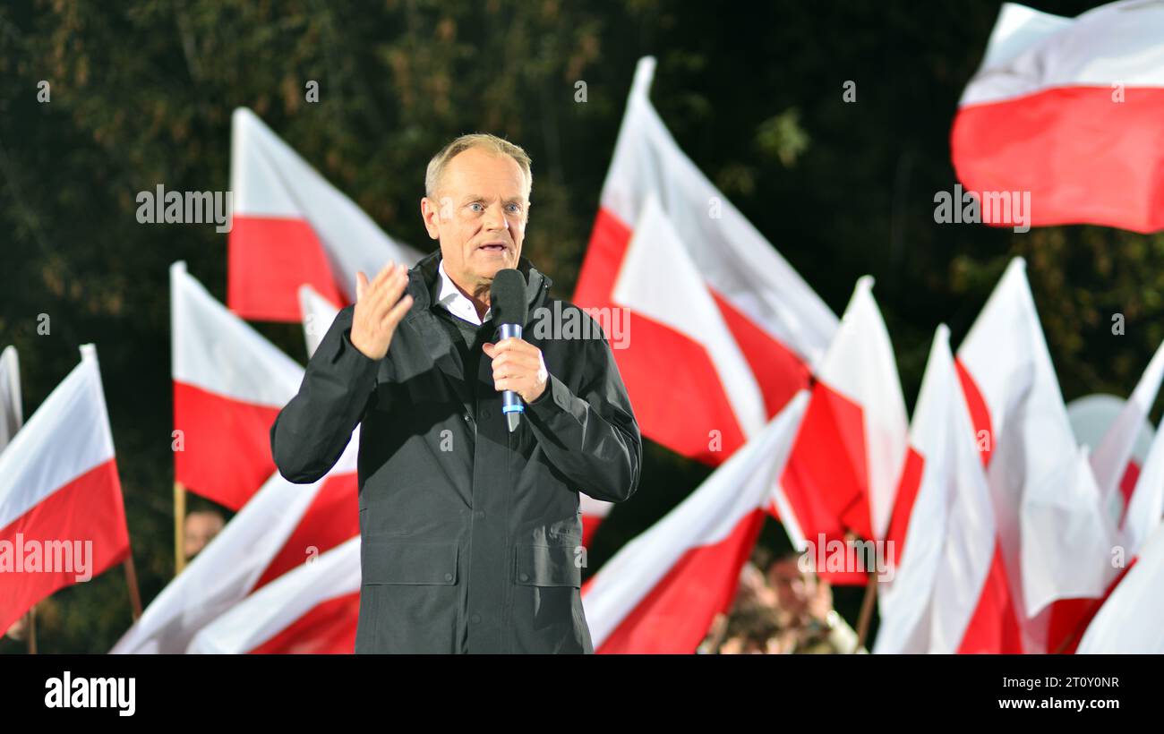 Varsavia, Polonia. 9 ottobre 2023. Donald Tusk parla a una manifestazione elettorale dopo un dibattito televisivo Foto Stock