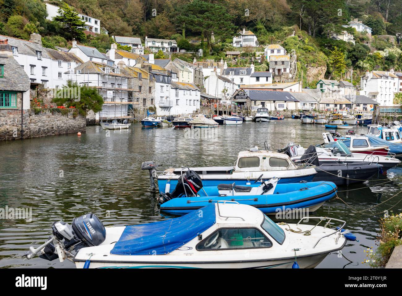 Polperro Cornwall piccolo villaggio di pescatori sulla costa della Cornovaglia con porto e porto di pescatori attivi, Inghilterra, Regno Unito, settembre 2023 Foto Stock
