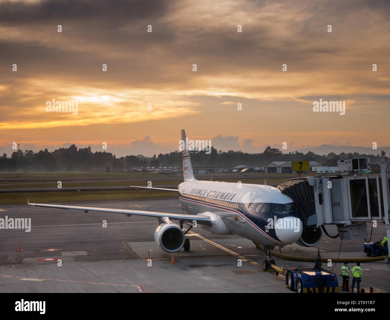 Rionegro, Colombia 21 settembre 2023, moderno aereo Avianca Airlines con pittura d'epoca di stanza in un aeroporto all'alba prima del decollo Foto Stock