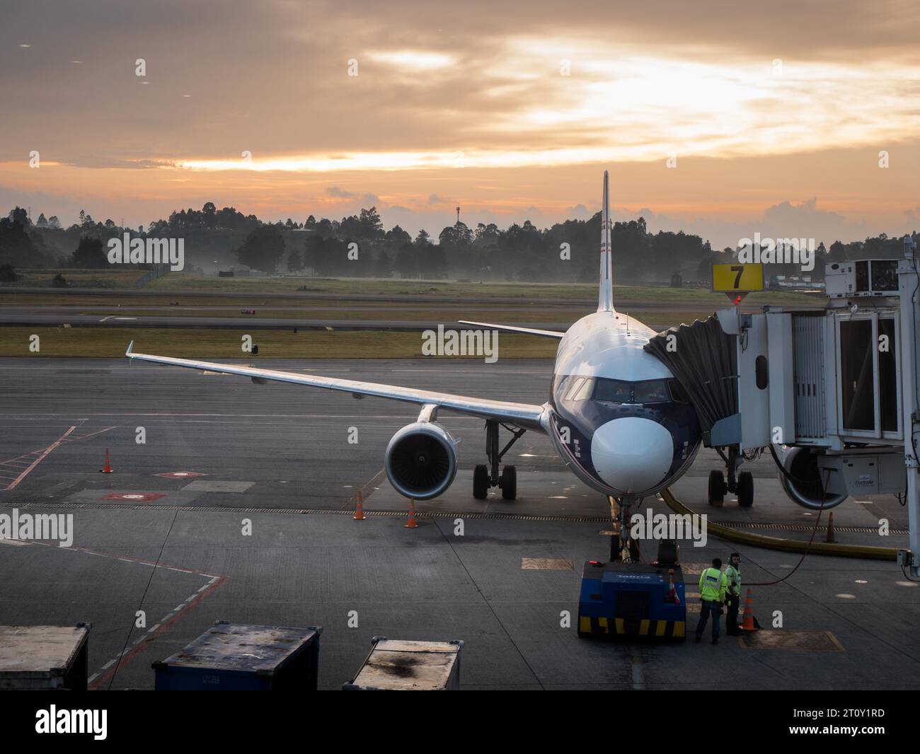 Rionegro, Colombia 21 settembre 2023, vista frontale di un moderno aereo Avianca Airlines con dipinti d'epoca di stanza in un aeroporto all'alba Foto Stock