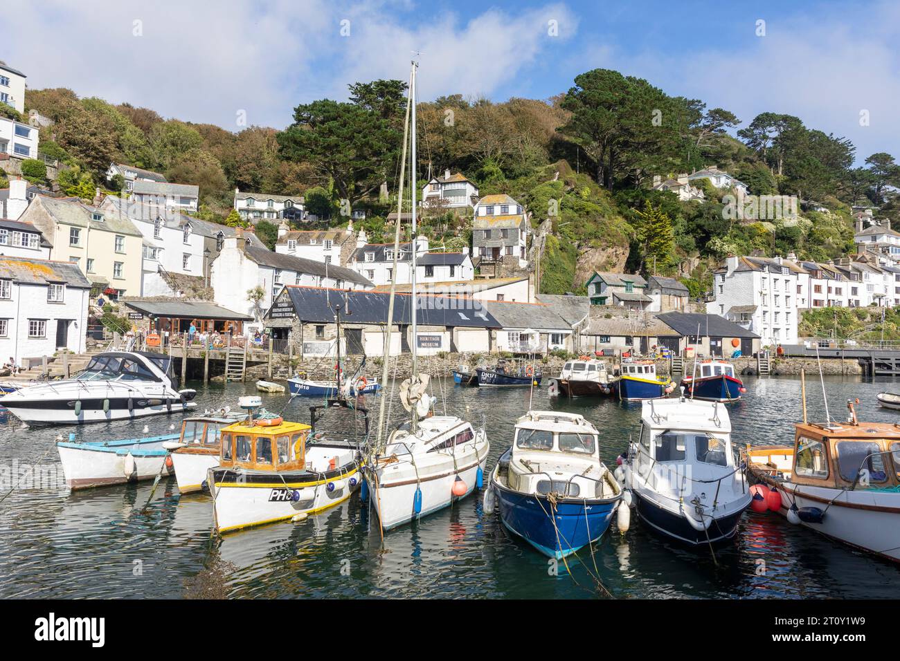 Polperro Cornwall piccolo villaggio di pescatori sulla costa della Cornovaglia con porto e porto di pescatori attivi, Inghilterra, Regno Unito, settembre 2023 Foto Stock