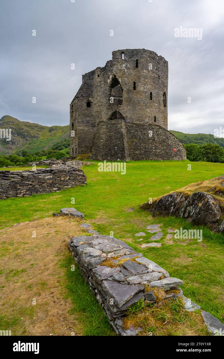 Dolbadarn Castle sul lato di Lyn Peris, Llanberis Snowdonia, Eryri Foto Stock