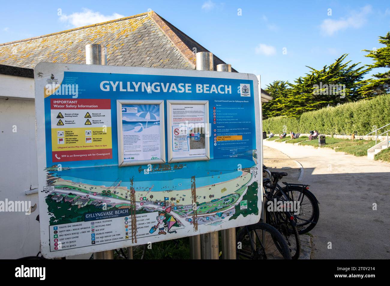 Gyllyngvase Beach a Falmouth e insegna per informazioni e attività sulla spiaggia, Cornwall, Inghilterra, Regno Unito, 2023 Foto Stock