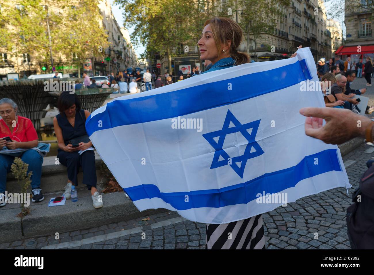 Les parisiens solidaires avec Israël ont marché entre la Place victor Hugo et celle du Trocadéro.De nombreux politiciens se trouvaient dans le cortège Foto Stock