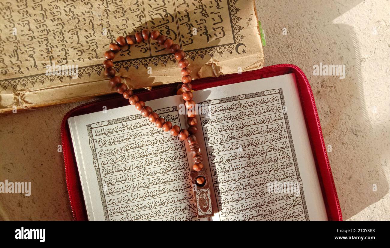 Foto del Corano e perline di preghiera, queste foto sono perfette per quelli di voi che hanno blog o contenuti sull'Islam Foto Stock