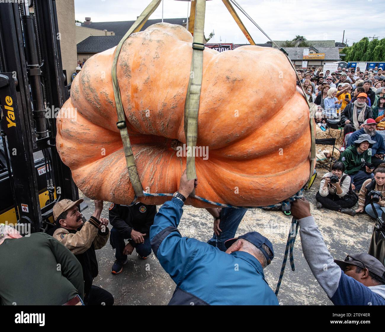 Half Moon Bay, Stati Uniti. 9 ottobre 2023. Una zucca massiccia viene ispezionata prima di pesare al Safeway World Championship Pumpkin Weigh-off a Half Moon Bay, California, lunedì 9 ottobre 2023. Un record mondiale di 2.749 libbre di zucca raccolto da Travis Gienger del Minnesota ha vinto la competizione. Foto di Terry Schmitt/UPI credito: UPI/Alamy Live News Foto Stock