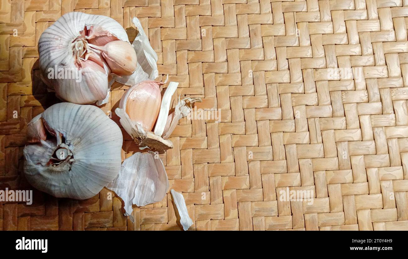 Foto all'aglio su un tema bianco e nero su uno sfondo tradizionale Foto Stock