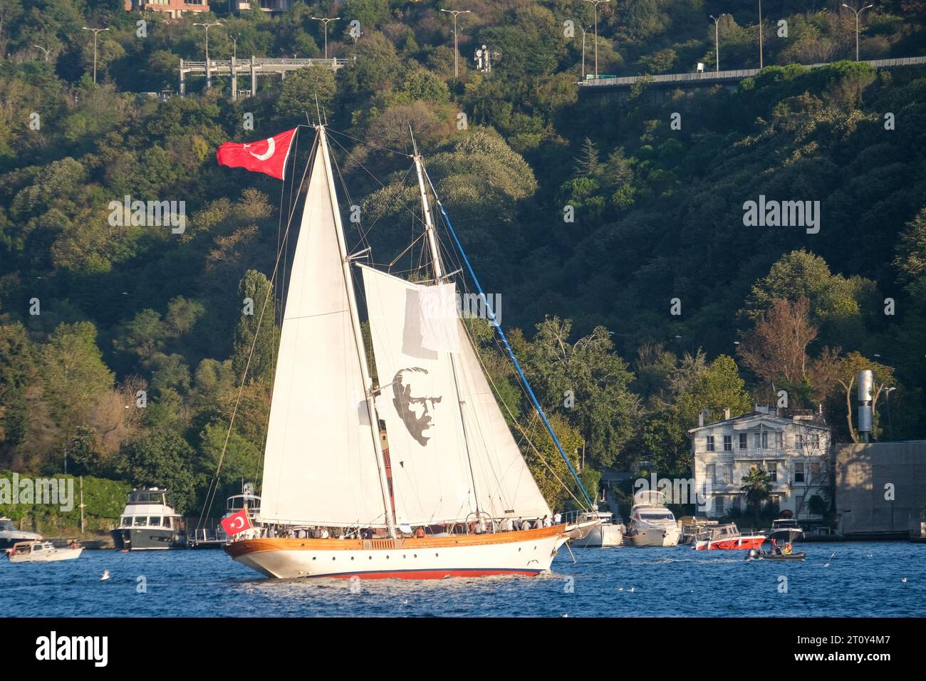 Sport yatching al Bosforo di Istanbul. Imbarcazione a vela con ritratto di Ataturk al Bosforo di Istanbul. Evento Bodrum Cup Yatch Vessel al Bosforo. Foto Stock