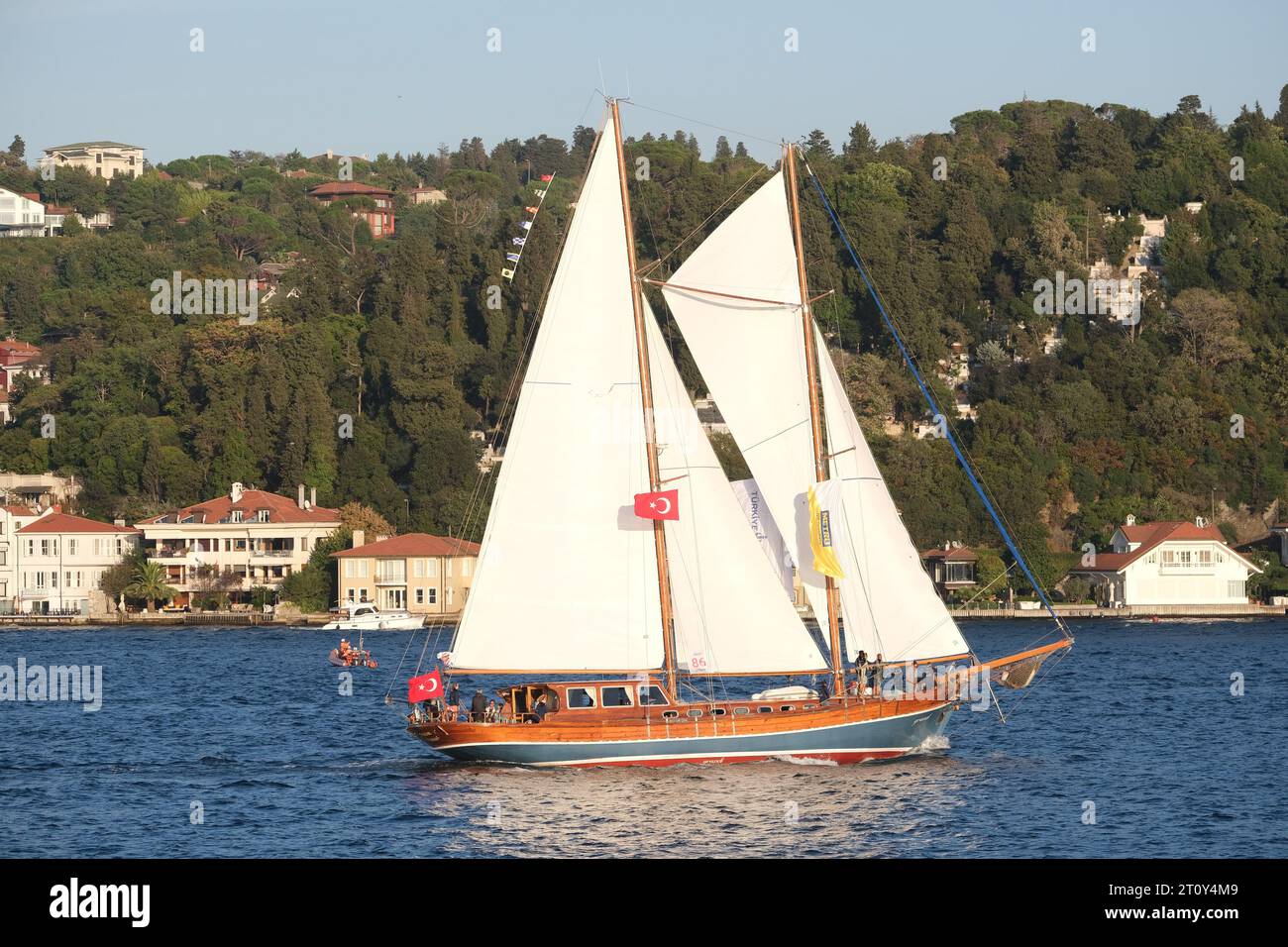 Sport yatching al Bosforo di Istanbul. Imbarcazione a vela con ritratto di Ataturk al Bosforo di Istanbul. Evento Bodrum Cup Yatch Vessel al Bosforo. Foto Stock