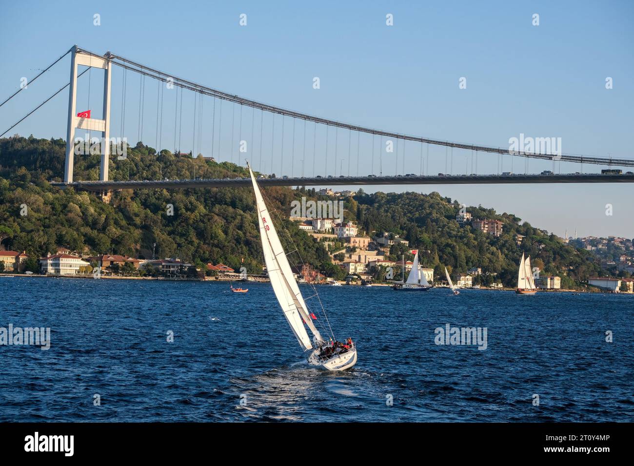 Sport yatching al Bosforo di Istanbul. Imbarcazione a vela con ritratto di Ataturk al Bosforo di Istanbul. Evento Bodrum Cup Yatch Vessel al Bosforo. Foto Stock