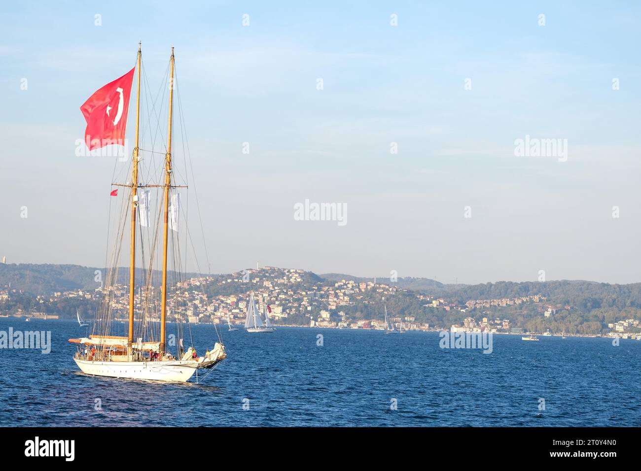 Sport yatching al Bosforo di Istanbul. Imbarcazione a vela con ritratto di Ataturk al Bosforo di Istanbul. Evento Bodrum Cup Yatch Vessel al Bosforo. Foto Stock