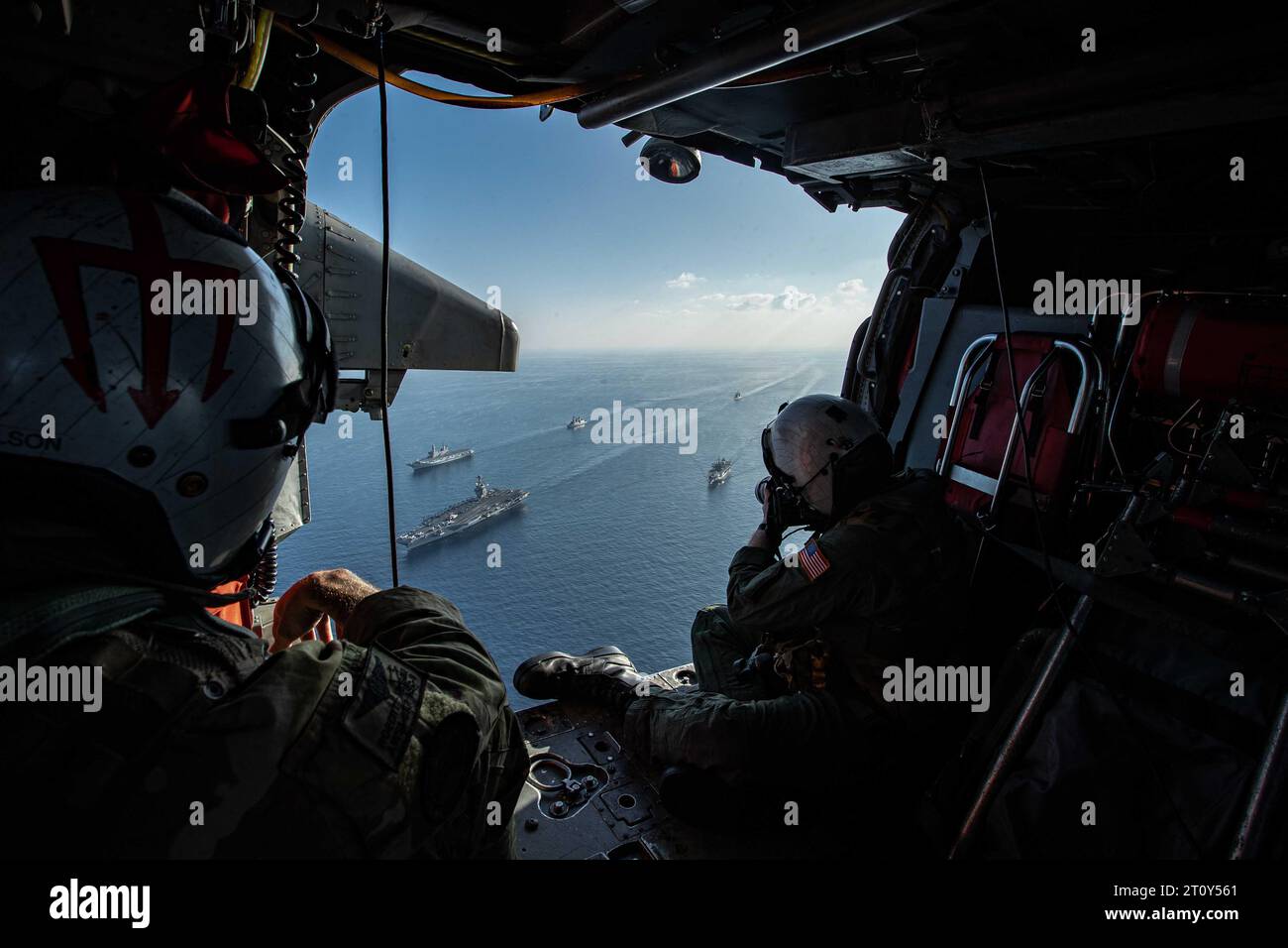 Mar Ionio, Stati Uniti. 4 ottobre 2023. La portaerei USS Gerald R. Ford della Marina degli Stati Uniti guida una formazione di navi viste da un elicottero Sea Hawk in volo sopra la testa, il 4 ottobre 2023, nel Mar Ionio. Segue la portaerei della marina italiana, LA SUA Cavour, la nave comando classe Blue Ridge, la USS Mount Whitney, IL SUO Ciao Duilio, IL SUO Virginio Fasan e l'incrociatore missilistico guidato classe Ticonderoga USS Normandy. Credito: MC3 Maxwell Orlosky/U.S. Navy Photo/Alamy Live News Foto Stock