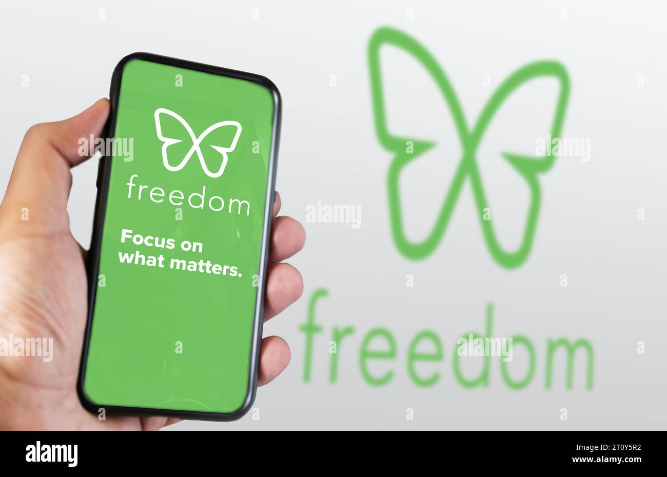 Londra, Regno Unito, 2 ottobre 2023: Una mano che tiene uno smartphone con l'app Freedom aperta sullo schermo. L'app consente di bloccare l'accesso a Internet e di concentrarsi su Foto Stock