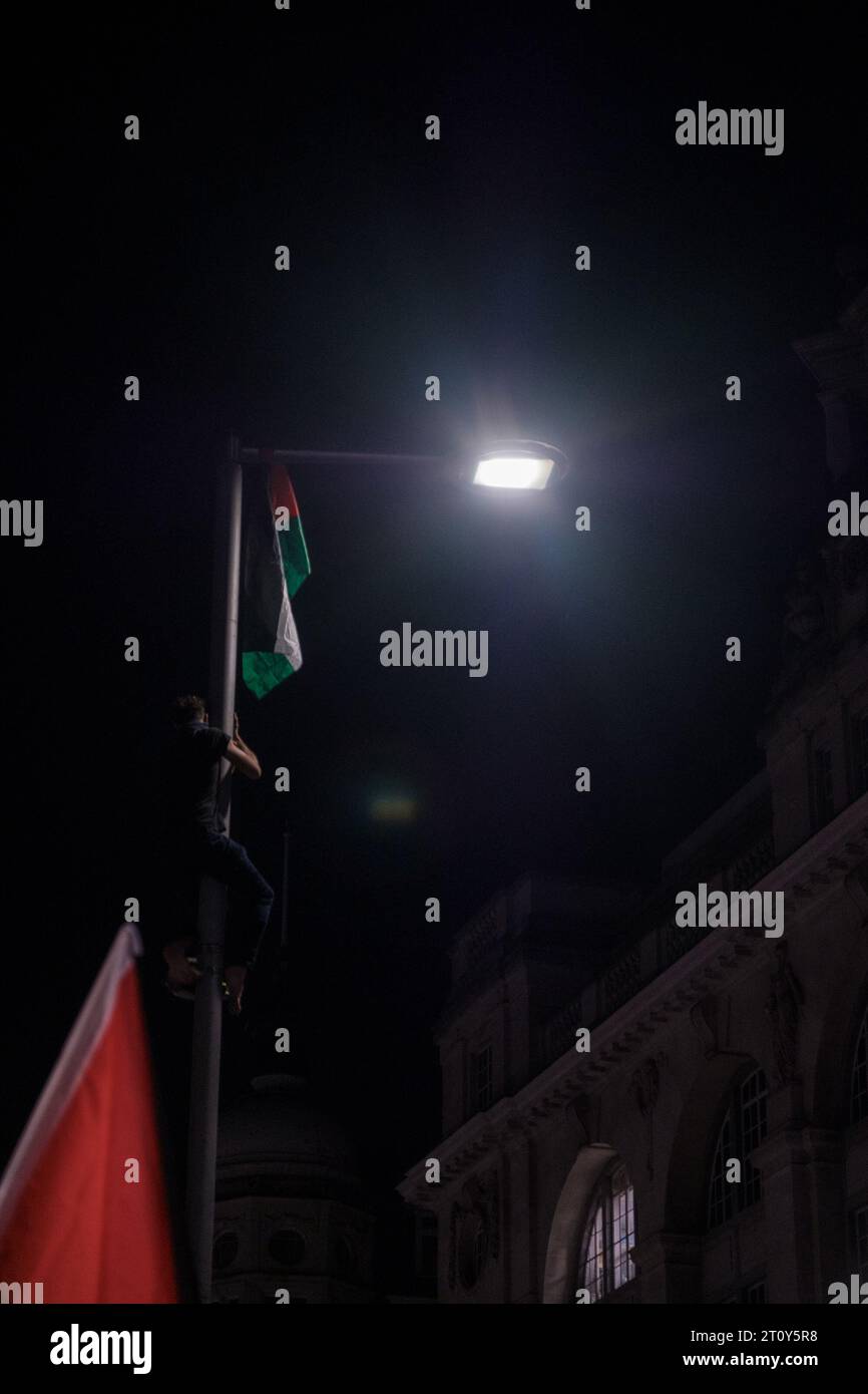 Londra, Regno Unito. 9 ottobre 2023. I giovani palestinesi sono scesi in piazza in gran numero fuori dall'ambasciata israeliana mentre il conflitto tra Hamas e Israele persiste Londra, Regno Unito, 09/10/2023 Ehimetalor Unuabona/Alamy Live News Credit: Ehimetalor Unuabona/Alamy Live News Foto Stock