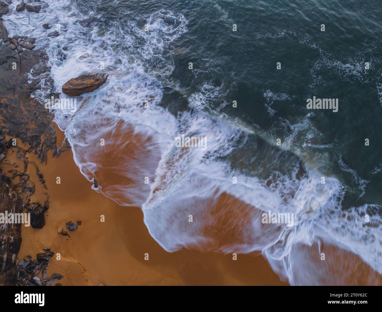 Sopra il mare e le rocce a North Pearl Beach sulla Central Coast, NSW, Australia. Foto Stock