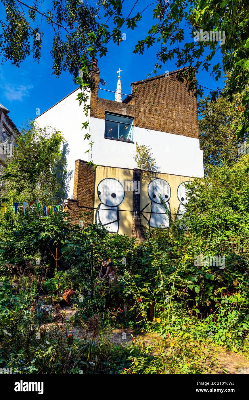 Figura a bastone murale dell'artista di strada Stik visto da Phoenix Garden, Londra, Inghilterra Foto Stock