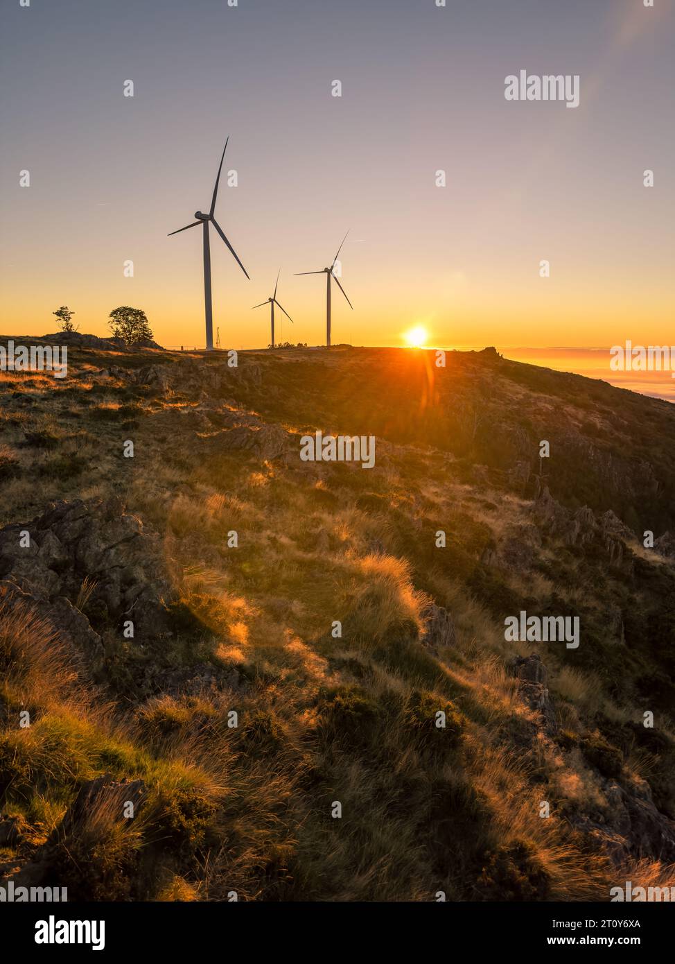 Turbine eoliche al tramonto su una collina ad Arouca, Portogallo. Foto Stock