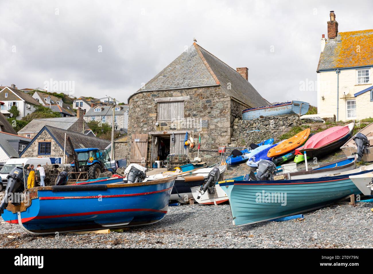 2023 settembre, baia del villaggio di Cadgwith con barche da pesca commerciali sulla spiaggia di ciottoli, penisola di Lizard, Cornovaglia, Inghilterra, Regno Unito Foto Stock