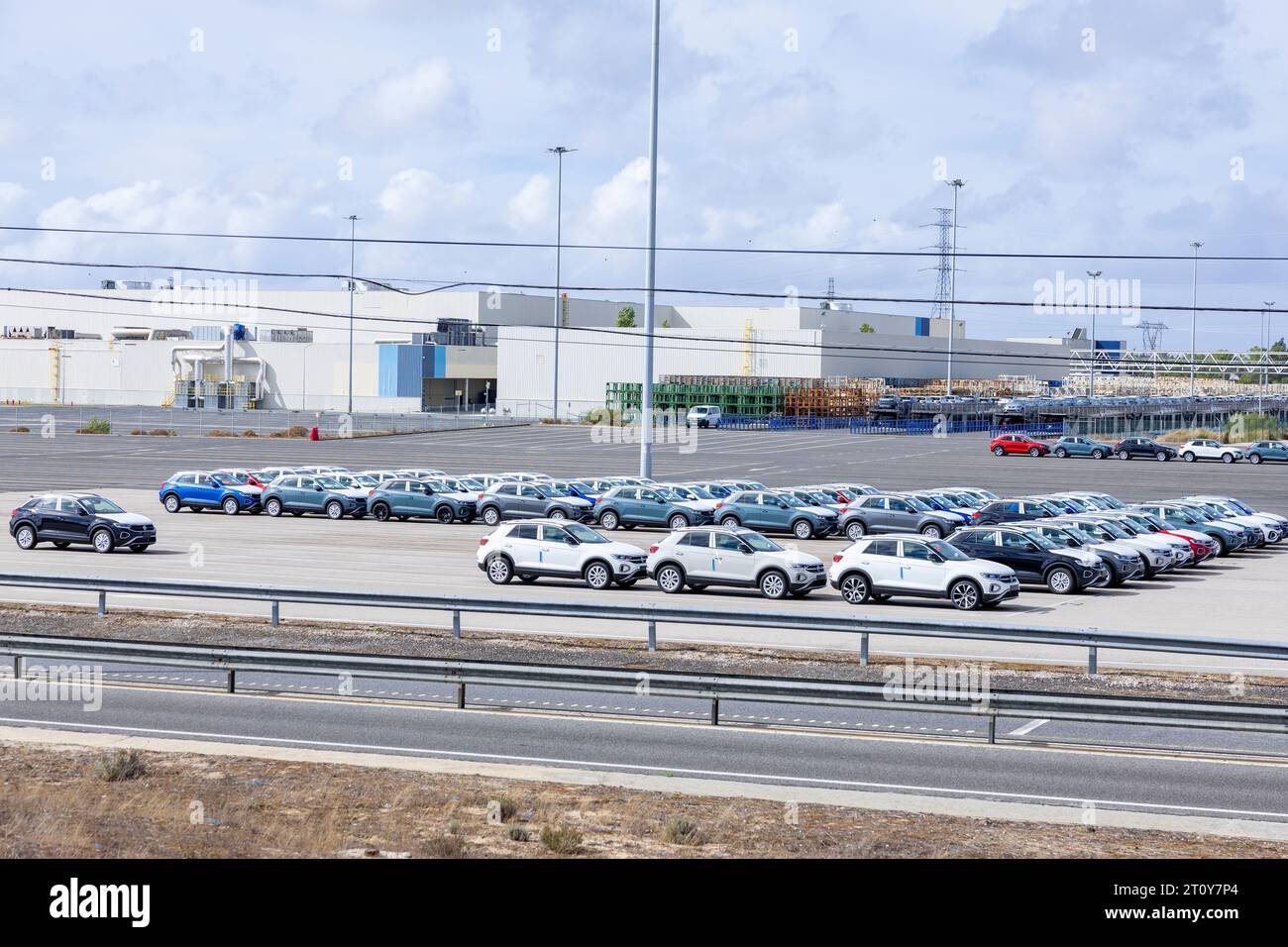 Palmela, Portogallo - 17.09.2023: Fabbrica Volkswagen Autoeuropa con vetture del modello T-Roc parcheggiate a Palmela, Portogallo Foto Stock