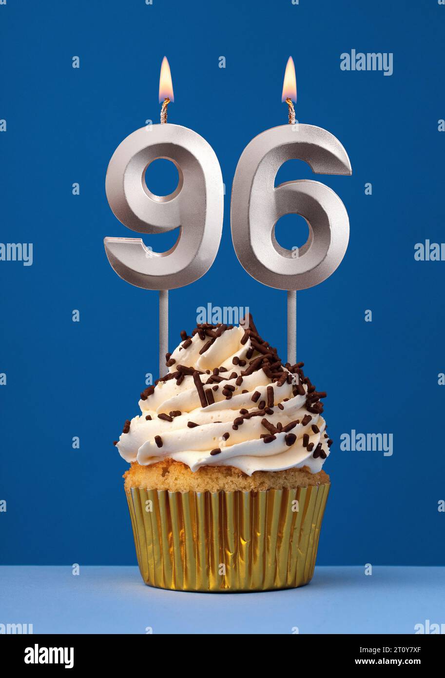 Cartolina di compleanno verticale con torta - candela accesa numero 96 su sfondo blu Foto Stock